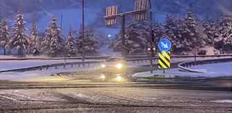 Bolu'da özel öğrenciler aileleri eşliğinde şambrelle karda kaydı