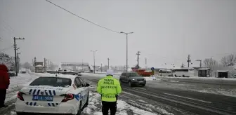 Bolu Dağı'nın Ankara istikameti kar nedeniyle ağır tonajlı araçların geçişine kapatıldı