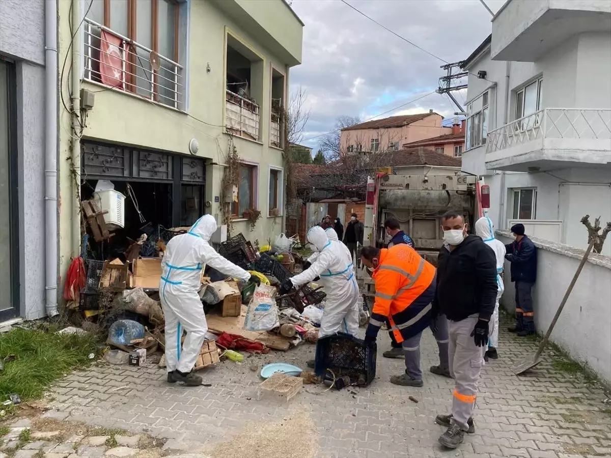 Bursa'da 2 katlı evden 9 kamyon çöp çıktı