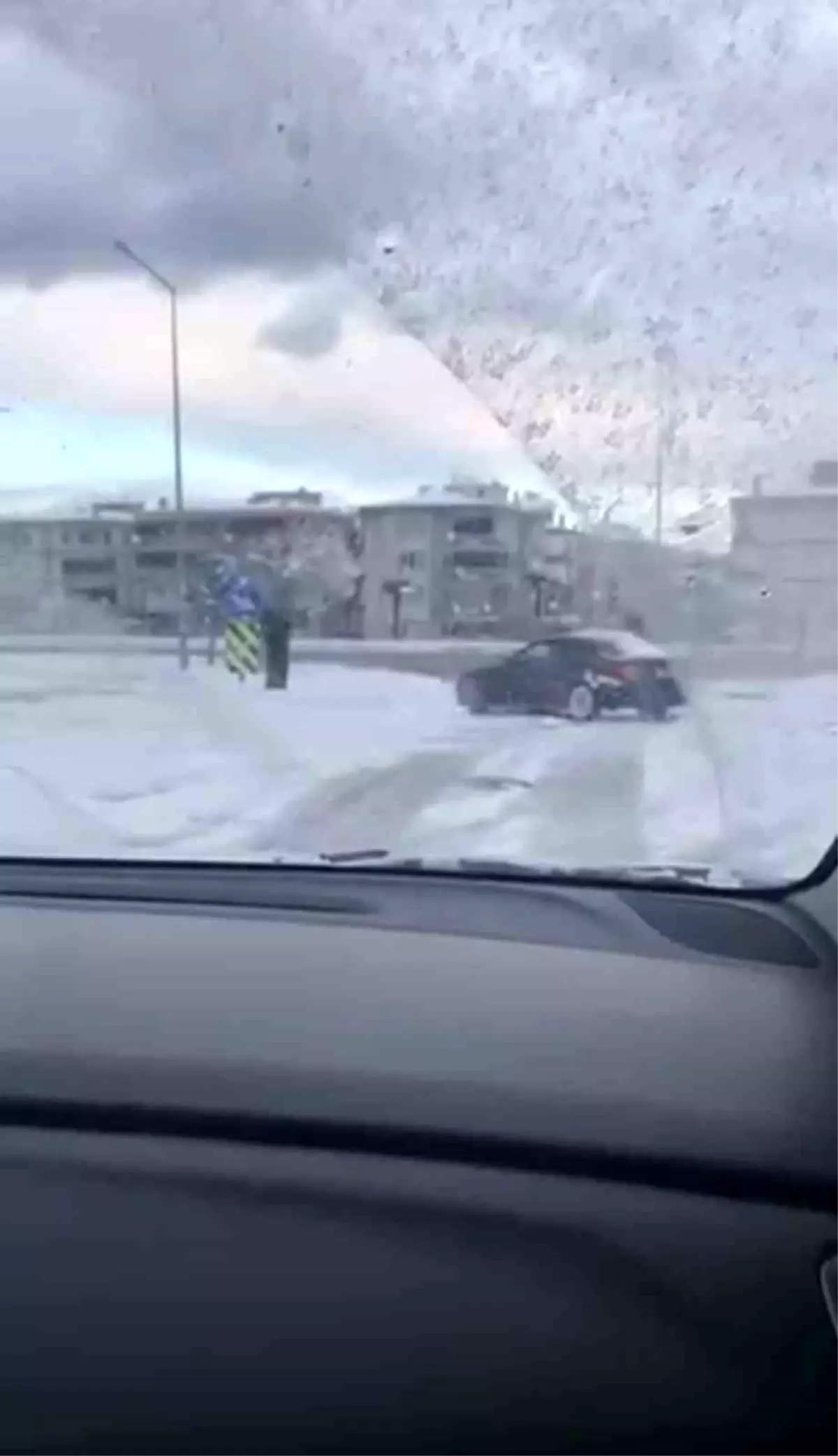 Bursa'da kar yağışını fırsat bildi, kavşakta drift attı