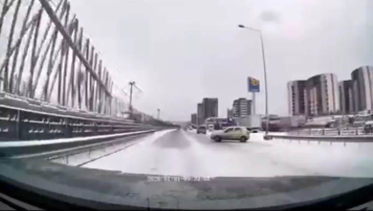 Bursa'da yoğun kar yağışı kazaları beraberinde getirdi