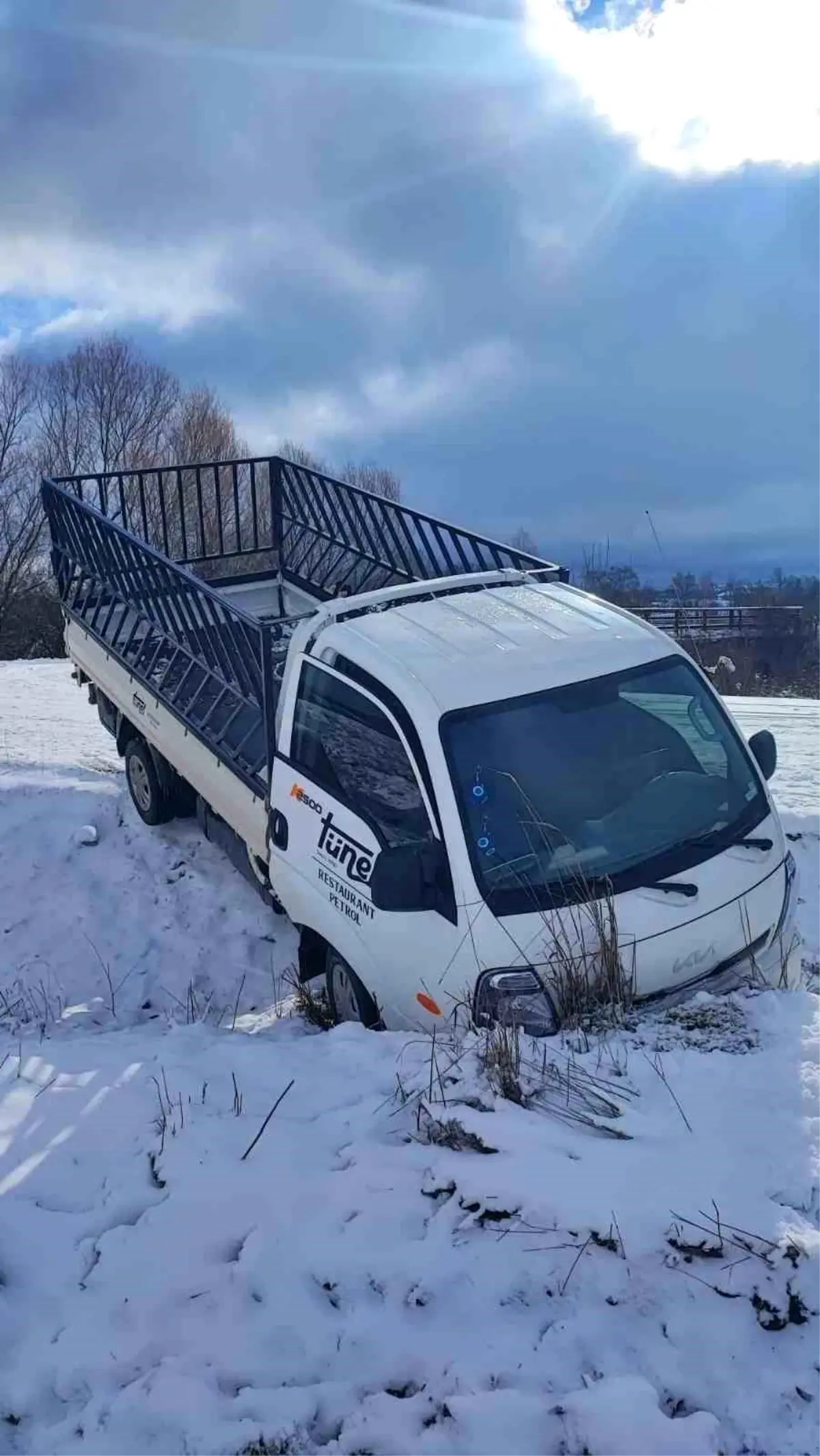 Buzlu yolda kayan araç tarlaya uçtu; 1 yaralı