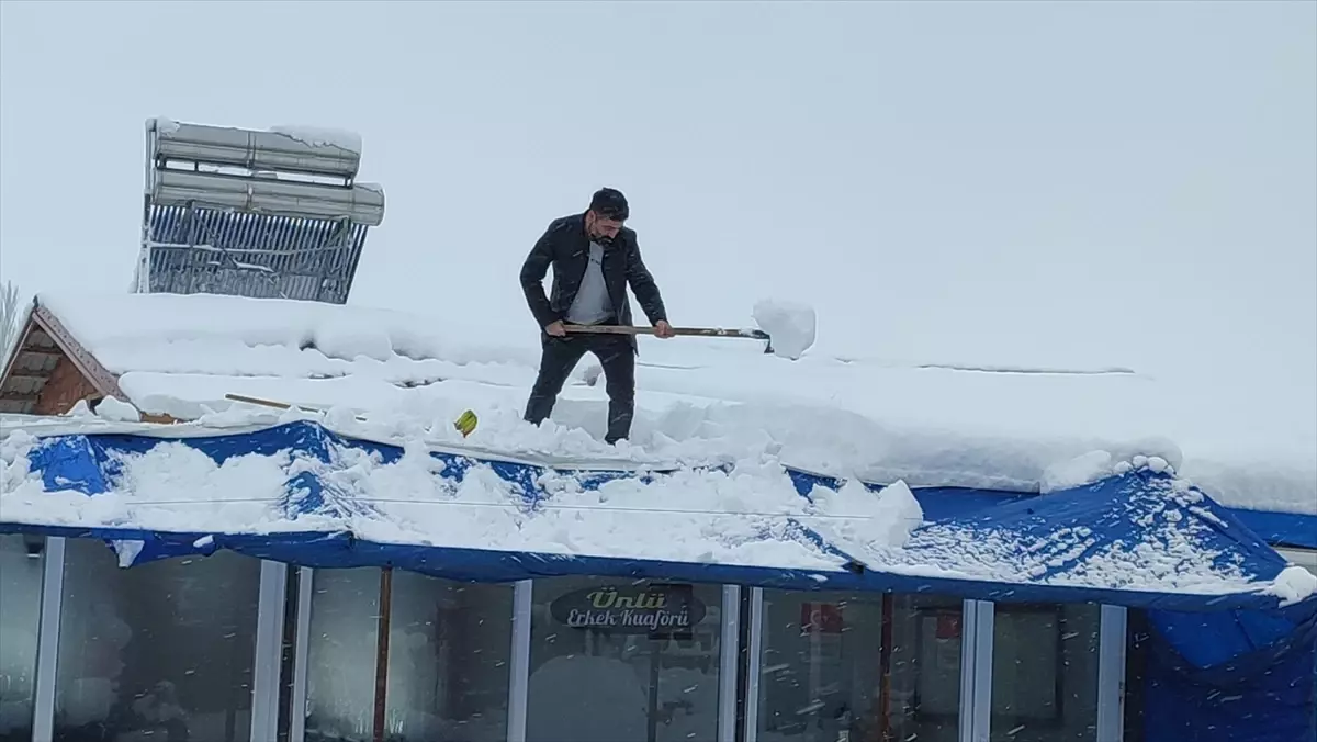 Çelikhan'da kar yağışı etkili oluyor