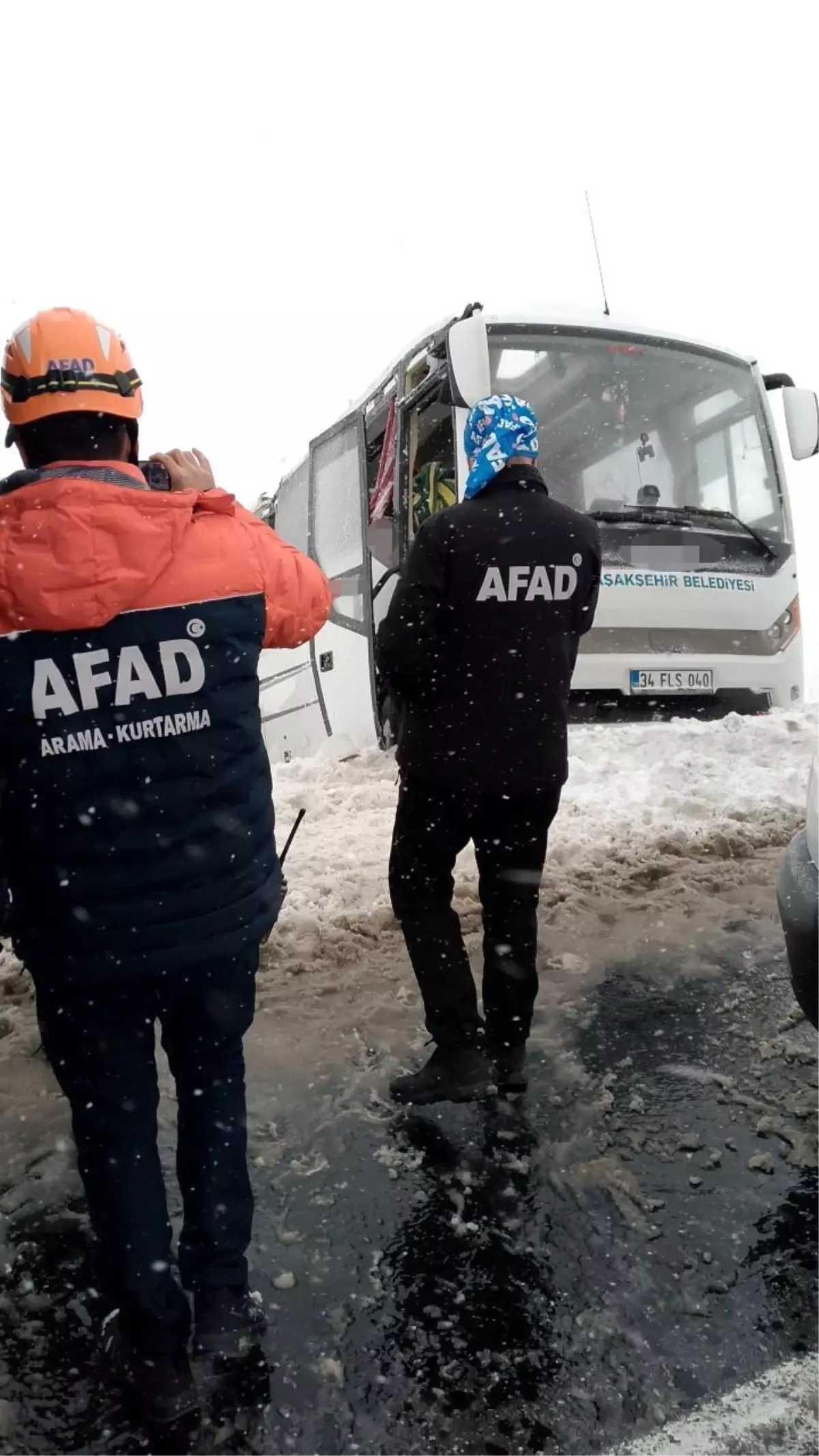 Cenaze taşıyan minibüs devrildi: 22 yaralı