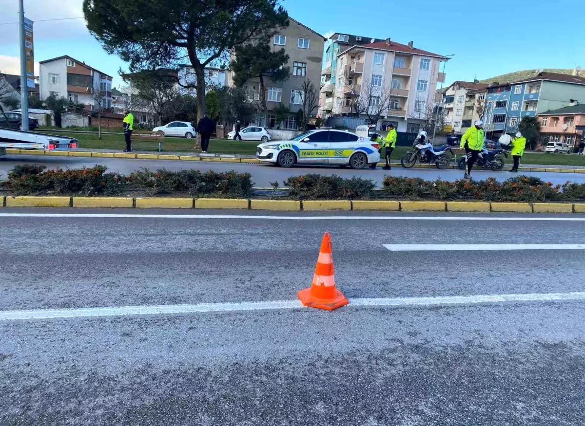 Çevirmeden kaçan motosikletli trafik polisine çarptı