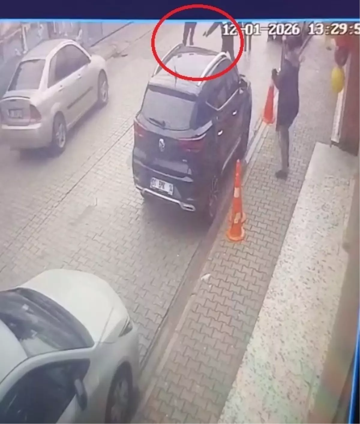 Çocuğunun eski öğretmenini darbedip, tabancayla ateş etti; o anlar kamerada