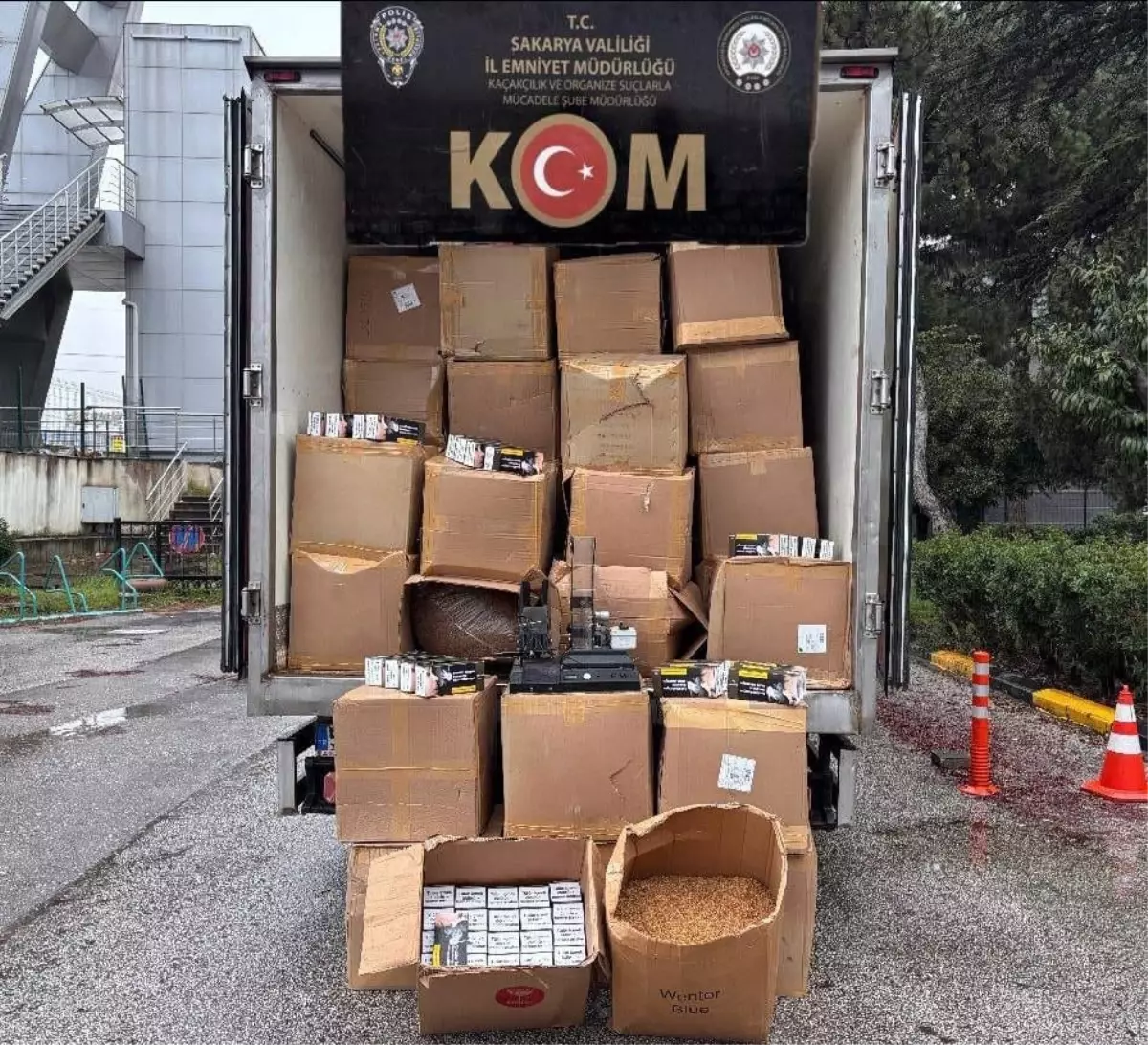 Depo olarak kullanılan ahırda 2 ton kaçak tütün ve 372 bin makaron ele geçirildi