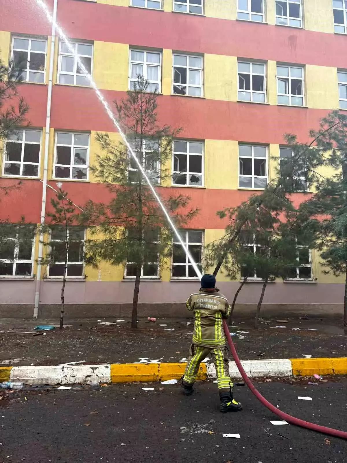Diyarbakır'da boş okulda yangın