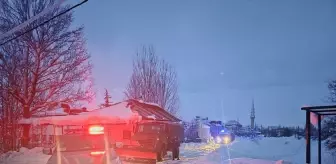 Elazığ'da ekipler yolu kardan kapanan köydeki KOAH hastası için seferber oldu