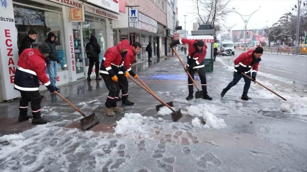 Erzincan'da karla mücadele çalışmaları sürüyor