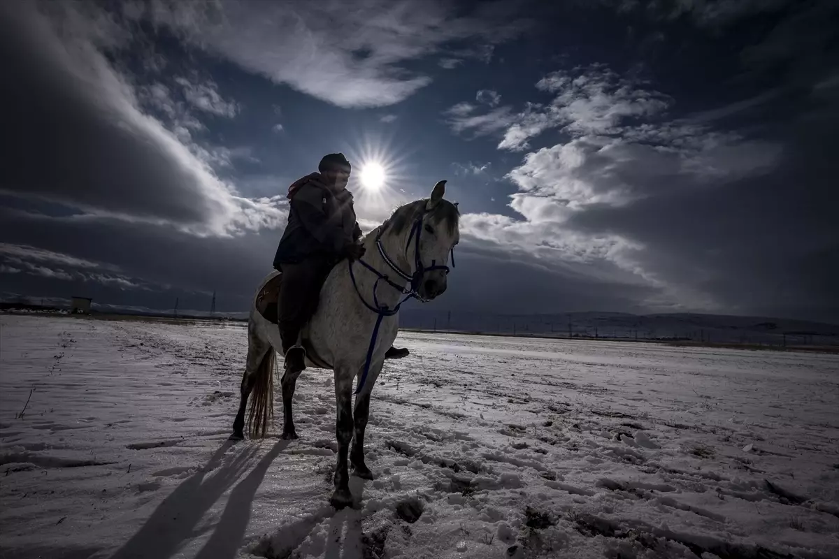 Erzurum'da kar ve buzda atlı safari keyfi