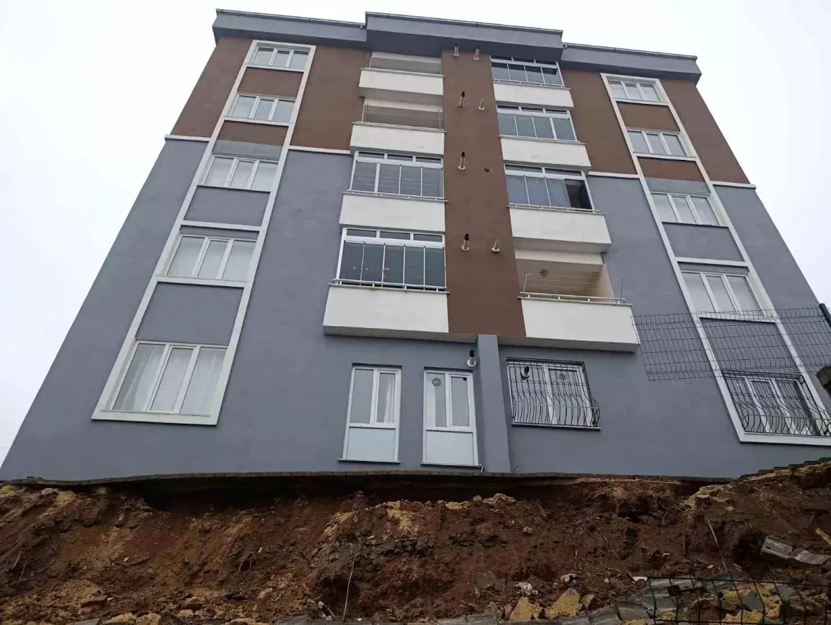 Ev sahibi, duvar çökmesini 'deprem' zannetmiş