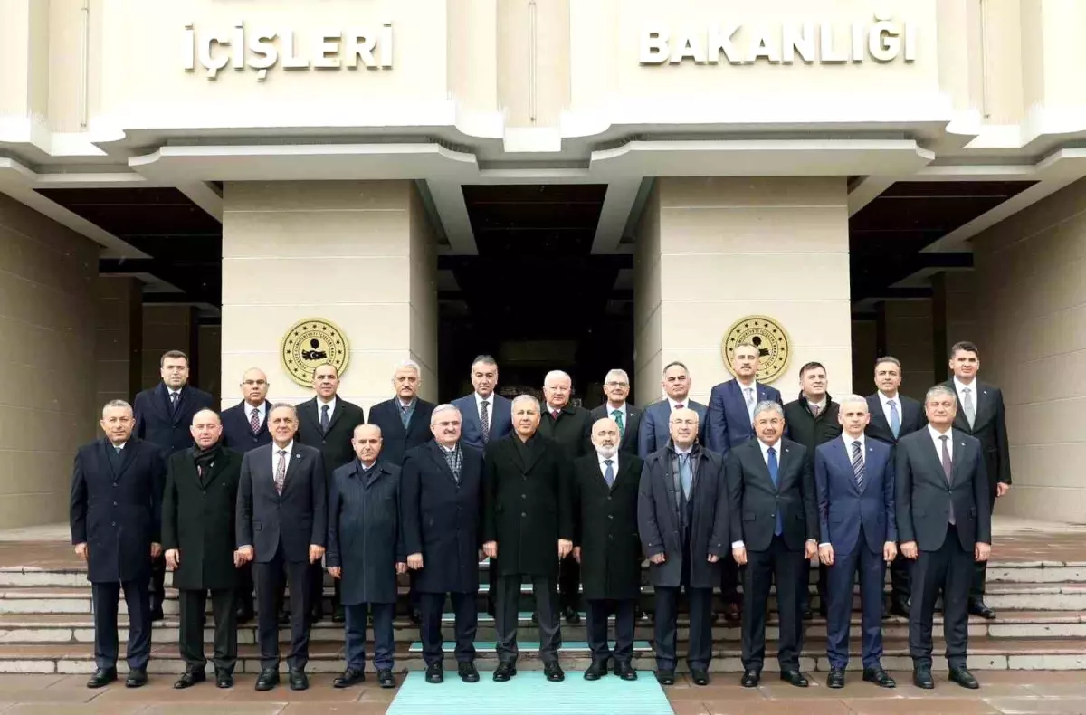 İçişleri Bakanı Yerlikaya, yeni atanan ve görev yerleri değişen valilerle bir araya geldi