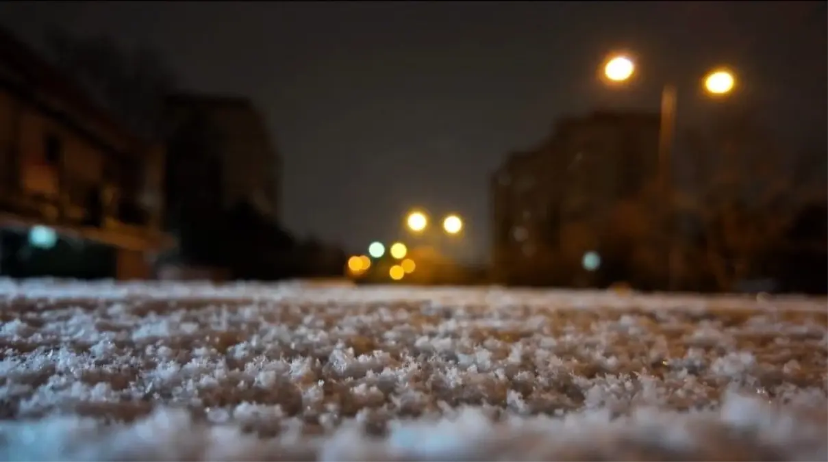 İstanbul'da gün boyu beklenen kar yağışı gece saatlerinde etkisini gösterdi