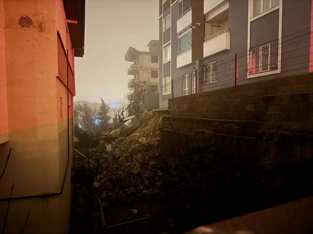 Kahramanmaraş'ta bir binanın istinat duvarı çöktü