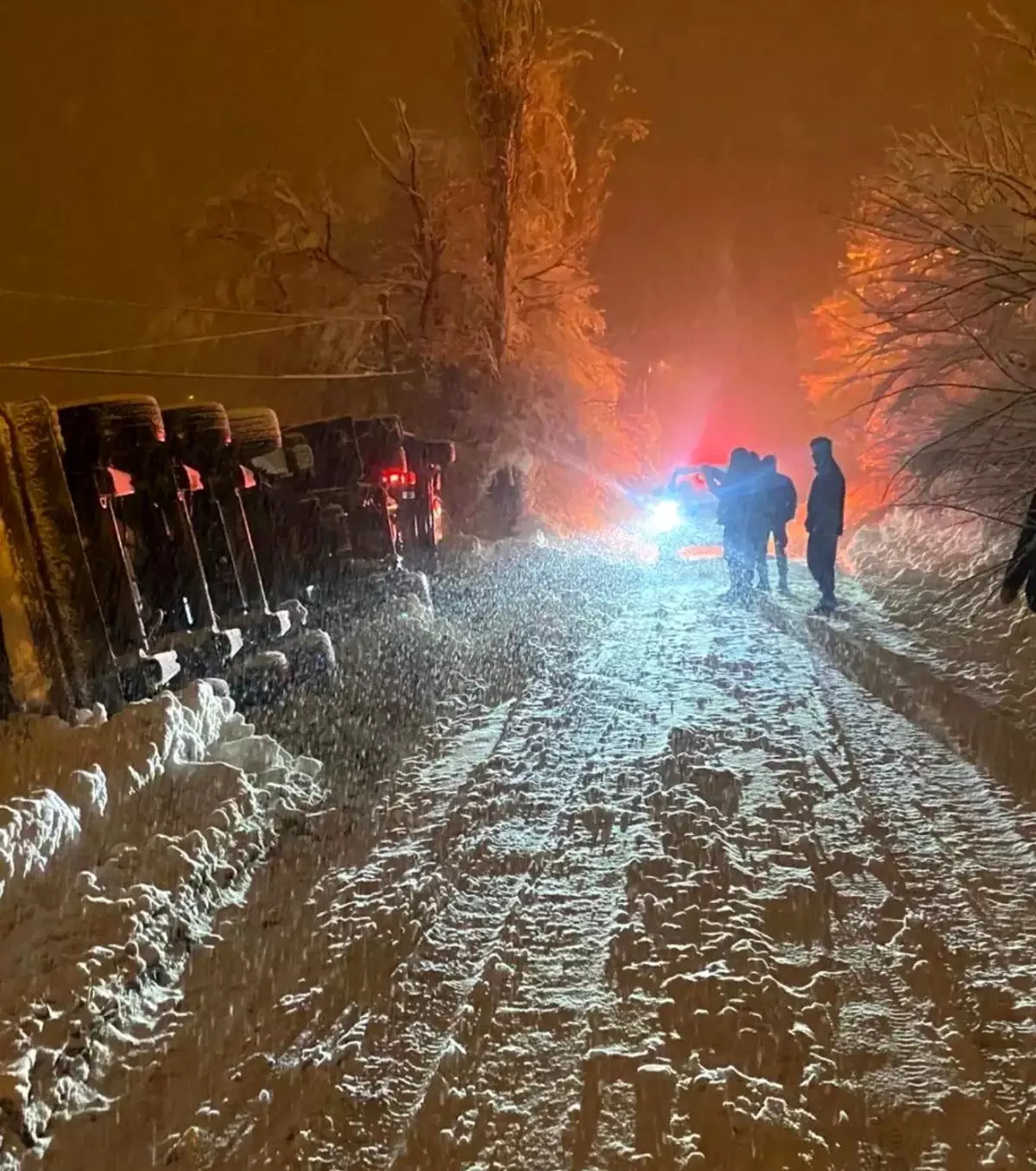 Karda kayan CNG tankeri devrildi