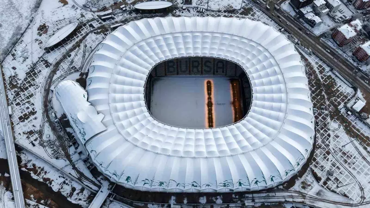 Karla kaplı Timsah Arena Stadyumu böyle görüntülendi