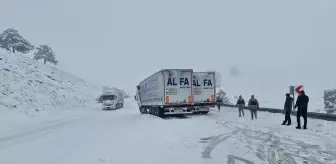 Kars-Erzurum kara yolunda ulaşım güçlükle sağlanıyor