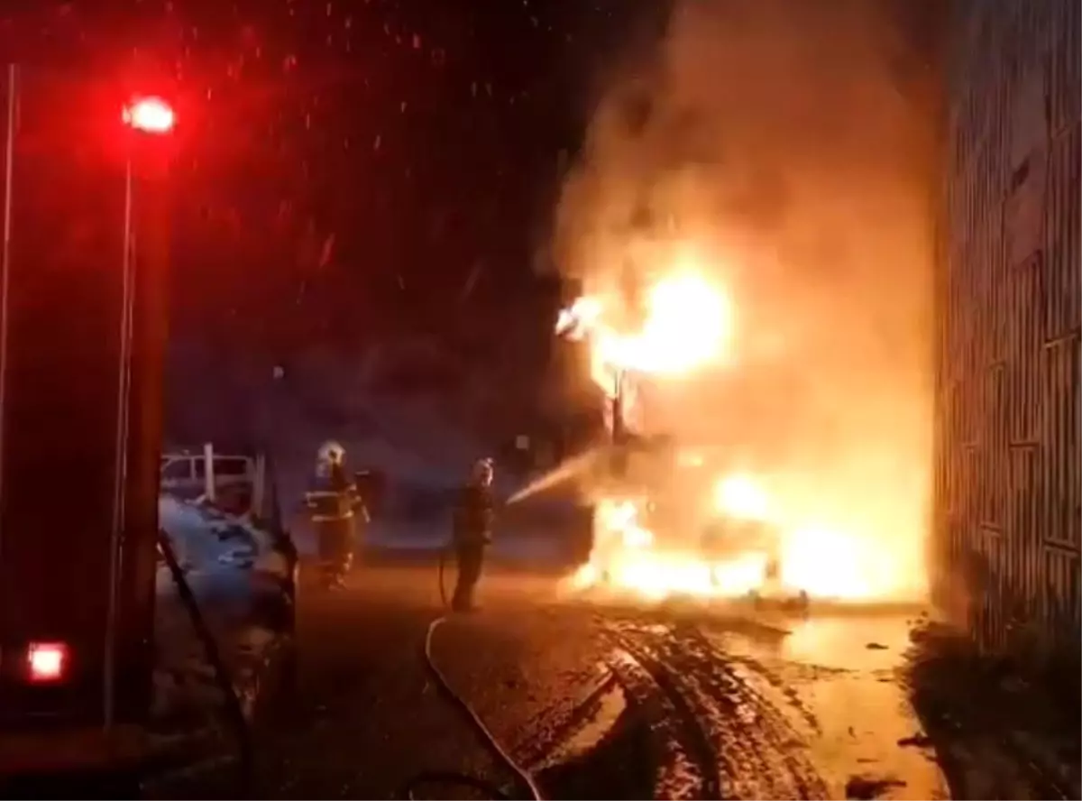 Kereste yüklü kamyon alev alev yandı