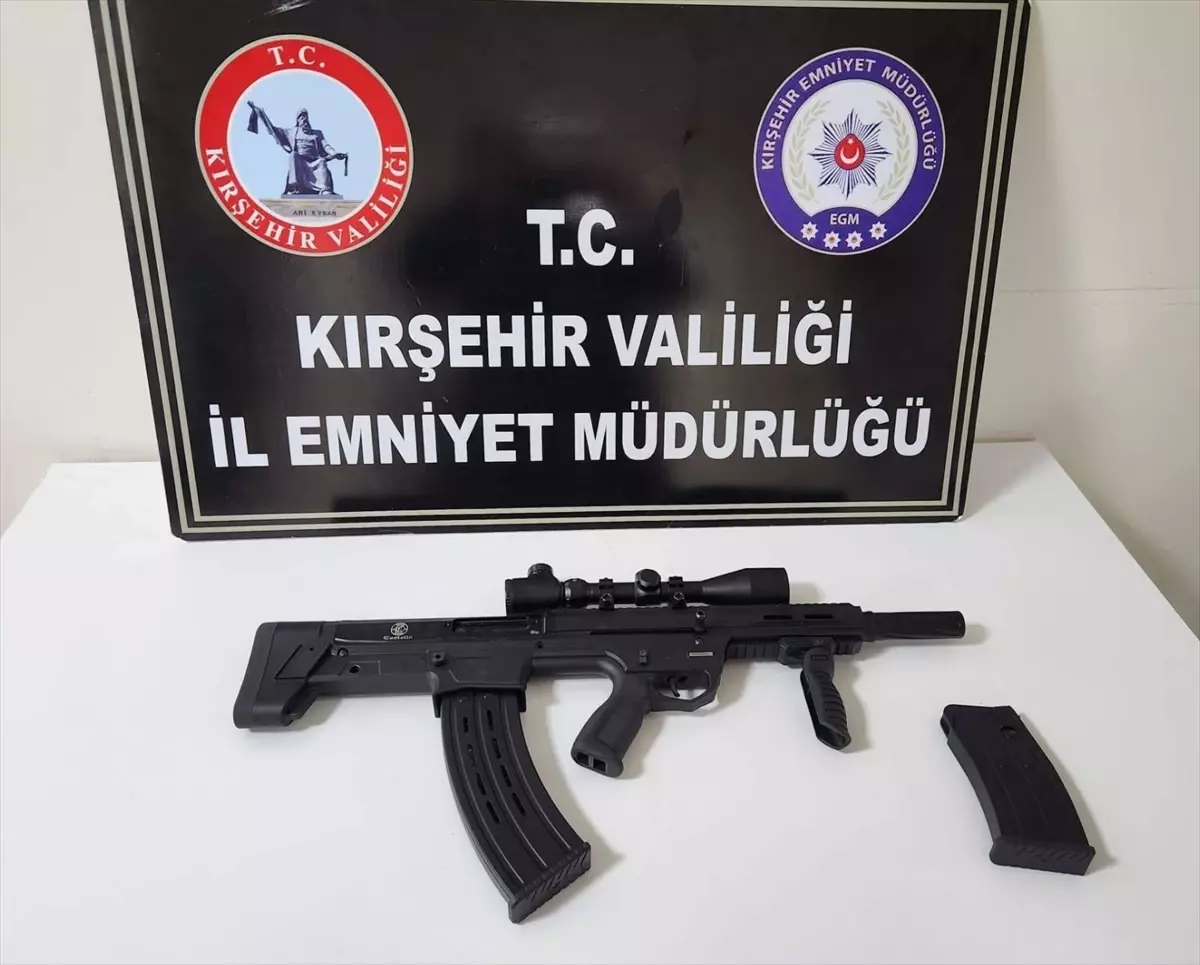 Kırşehir'de evlerinde ruhtasız tüfekle yakalanan 2 hırsızlık şüphelisi tutuklandı