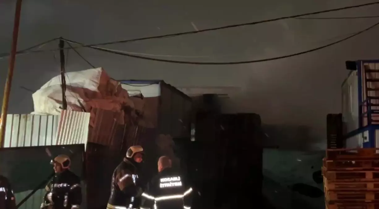 Kocaeli'de palet deposunda yangın