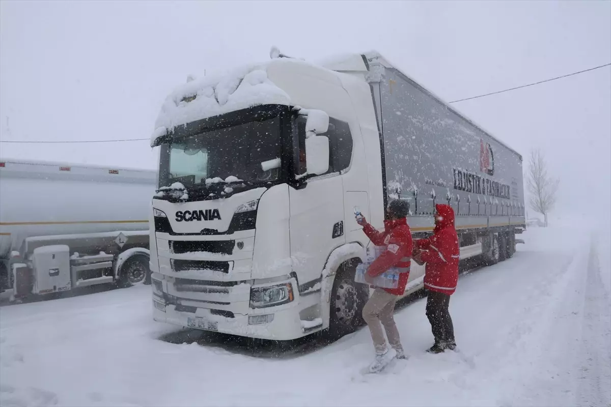 Kop Dağı Geçidi'nde kar ve tipi ulaşımda aksamalara yol açıyor