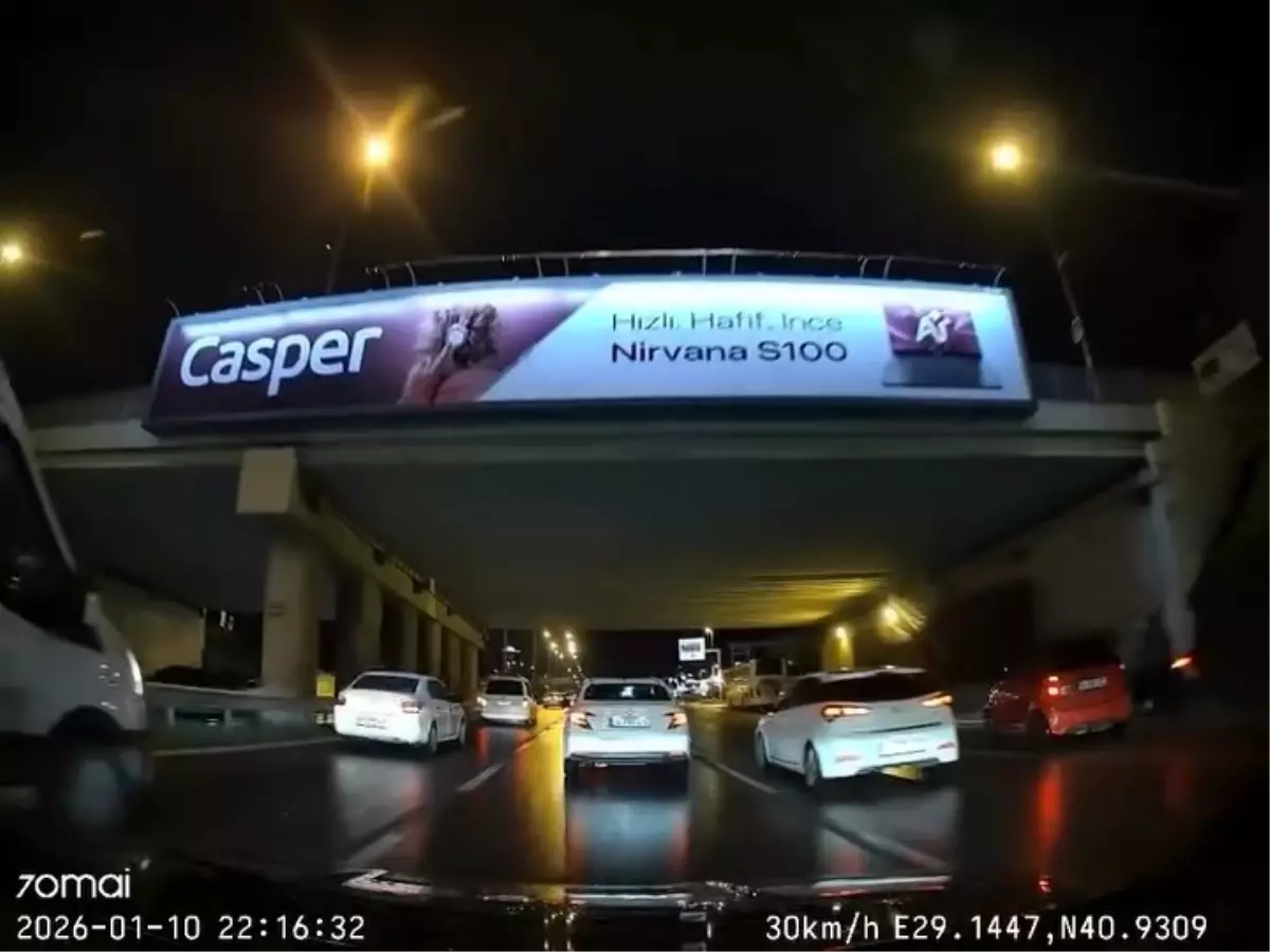 Maltepe'de otomobilin motosiklete çarptığı anlar kamerada