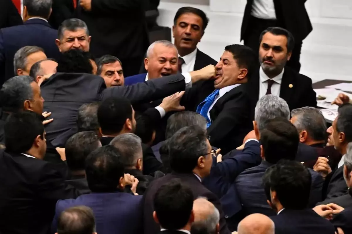 Meclis'teki kavgaları bitirecek düzenleme! Kavgacı vekillerin maaşları kesilecek