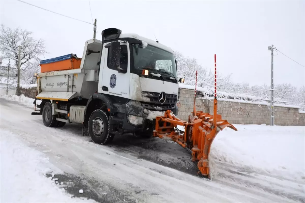 Melikgazi Belediyesi ekiplerinin karla mücadele çalışmaları devam ediyor