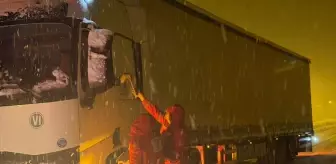 Muş-Bingöl kara yolunda ilerlemekte güçlük çekenlere Türk Kızılay ekipleri yardım etti