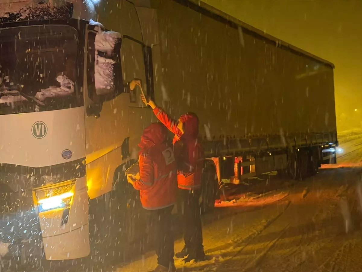 Muş-Bingöl kara yolunda ilerlemekte güçlük çekenlere Türk Kızılay ekipleri yardım etti