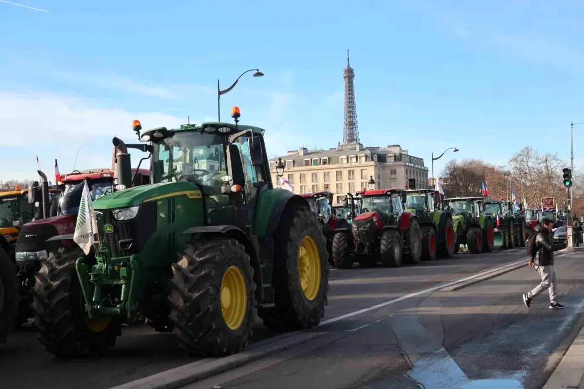 Paris'te çiftçilerden 350'den fazla traktörle AB-Mercosur anlaşmasına protesto
