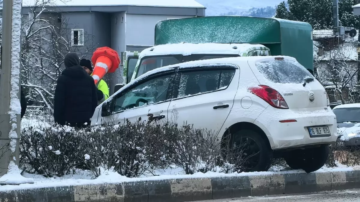 İnegöl'de Refüje Çıkan Otomobilin Sürücüsü Yaralandı