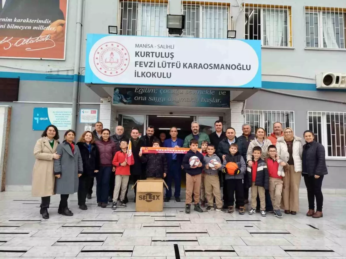 Salihli'de Galatasaraylı taraftarlardan eğitime spor malzemesi desteği