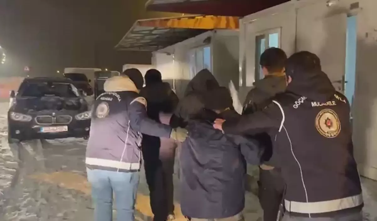 Saman balyalarının arasında 3 kaçak göçmen yakalandı