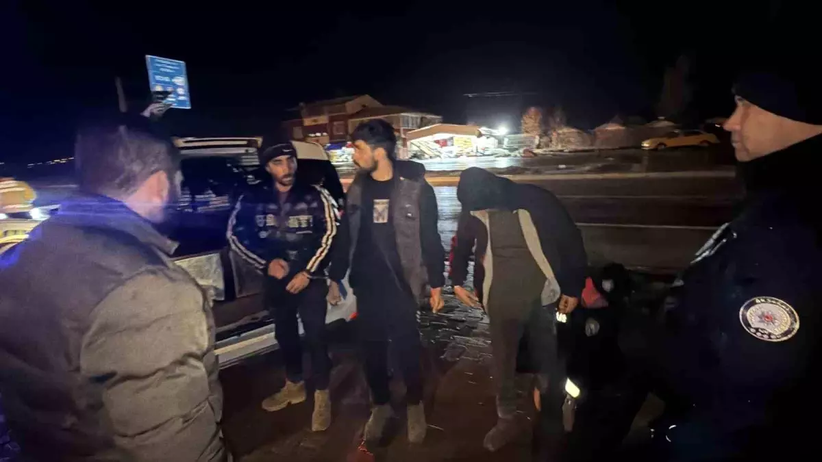 Tokat'ta durdurulan otomobilde 3 kaçak göçmen yakalandı