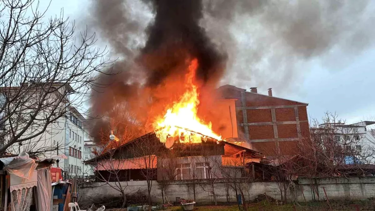 Tokat'ta iki katlı evde yangın çıktı, ekiplerin müdahalesi sürüyor