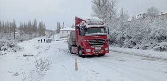 Tokat'ta kar nedeniyle yolda kalan tır ulaşımın aksamasına yol açtı