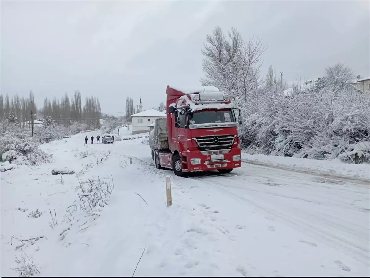 Tokat'ta kar nedeniyle yolda kalan tır ulaşımın aksamasına yol açtı