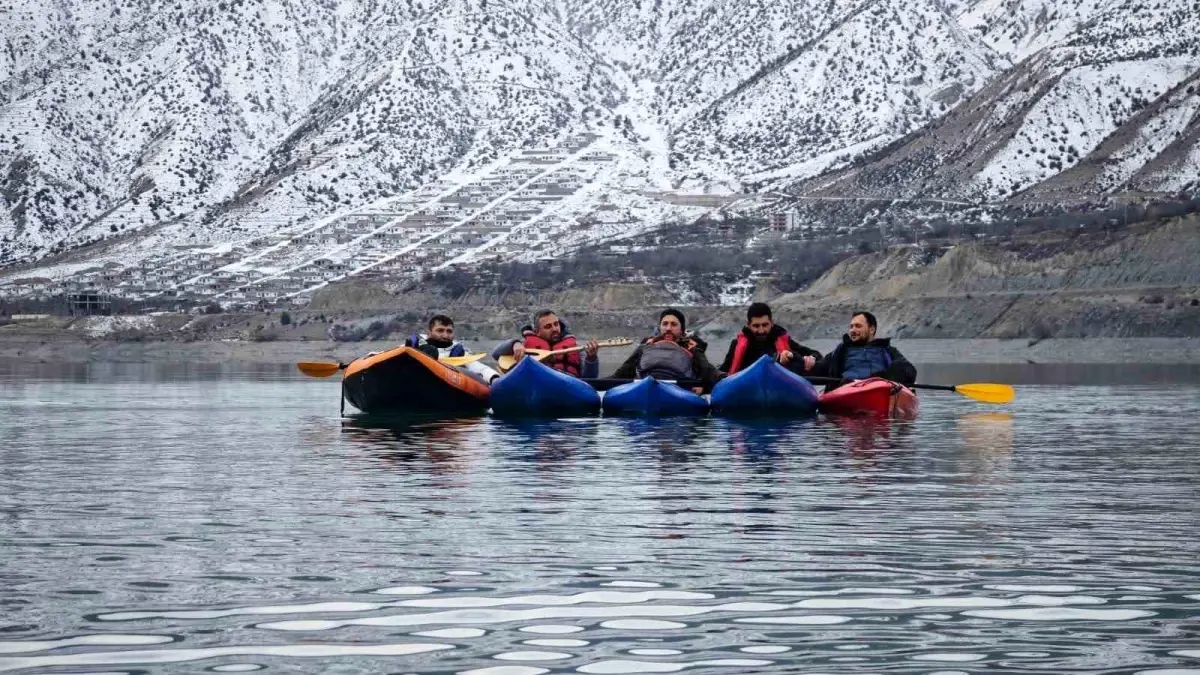 Tortum Gölü'nde kano üzerinde sazlı sözlü eğlence