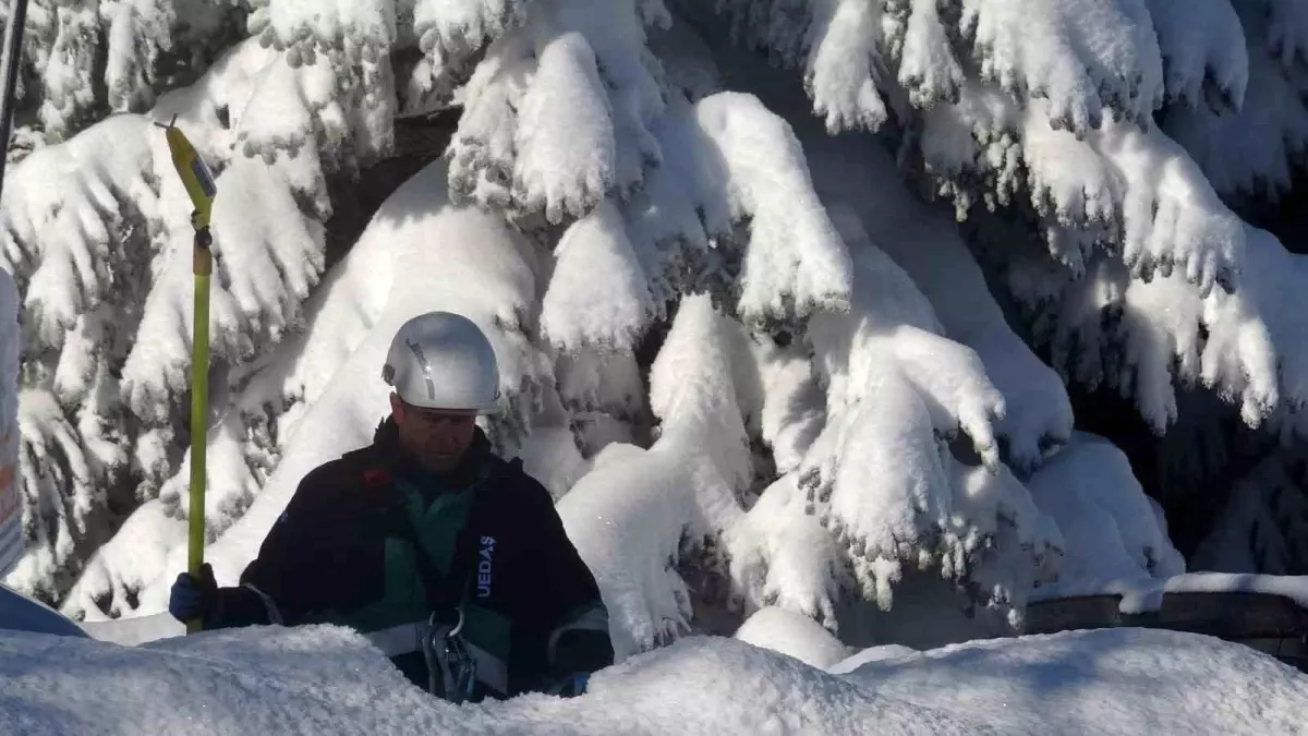 Uludağ'da beline kadar kara gömülen ekiplerin zorlu mesaisi