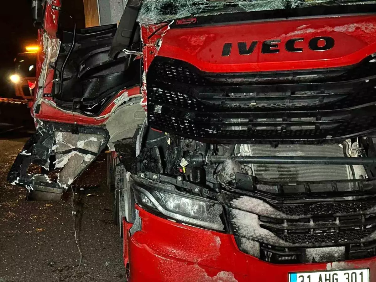 Uşak'ta 2 tır çarpıştı: 1 yaralı