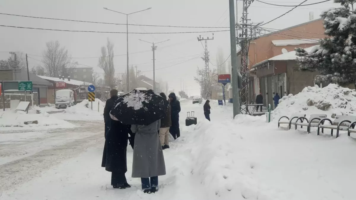 Van'da 90 yerleşim yerinin yolu kardan kapandı