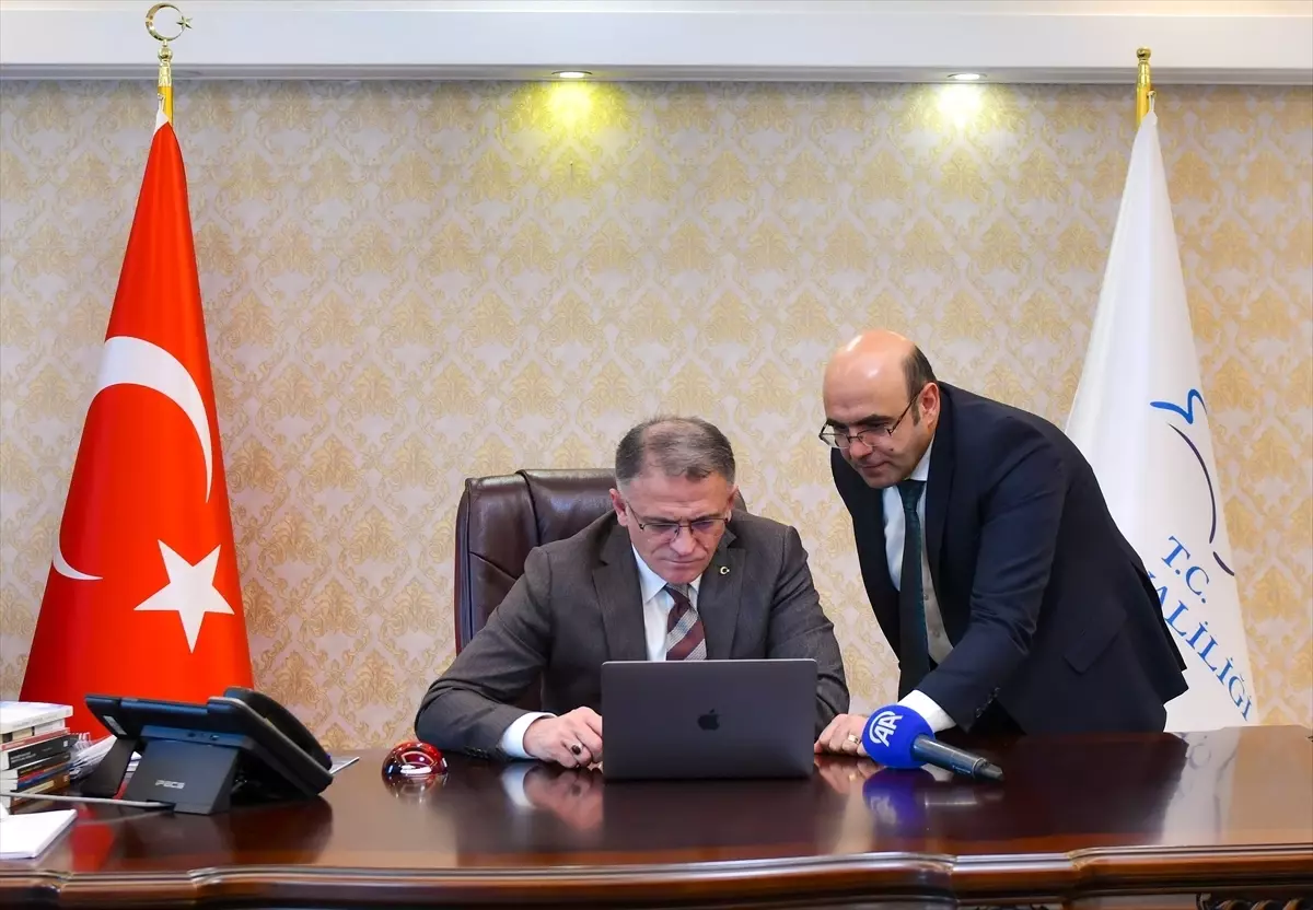 Van Valisi Balcı, AA'nın 'Yılın Kareleri' oylamasına katıldı