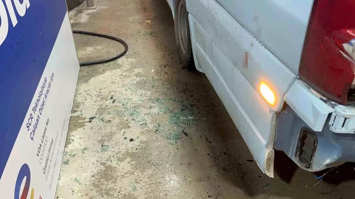 Alkolmetreyi üflememek için direndi, dolmuşun camını kafasıyla kırdı