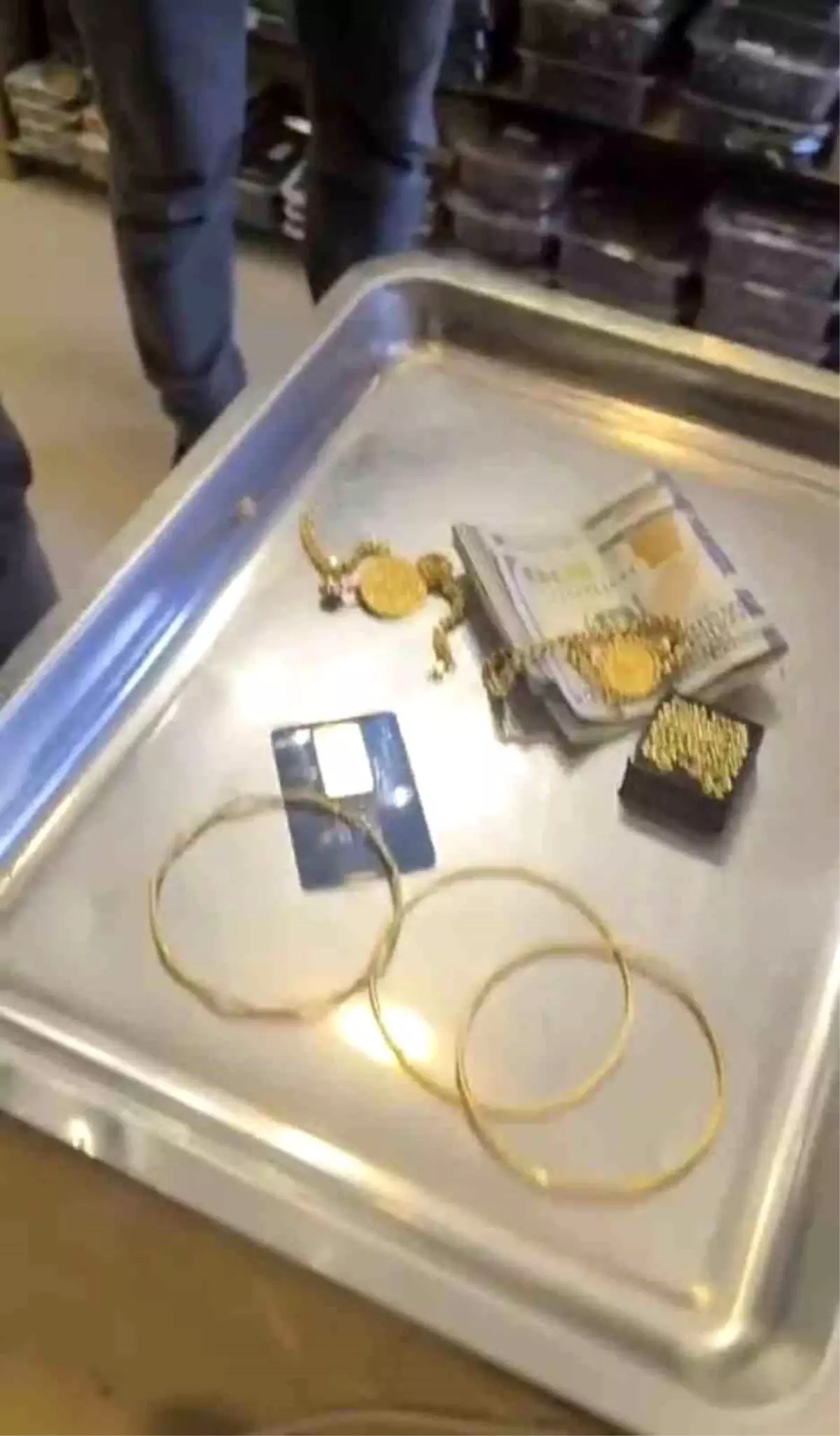 Araklı'da duyarlı davranış: Altın ve para dolu çanta sahibine teslim edildi