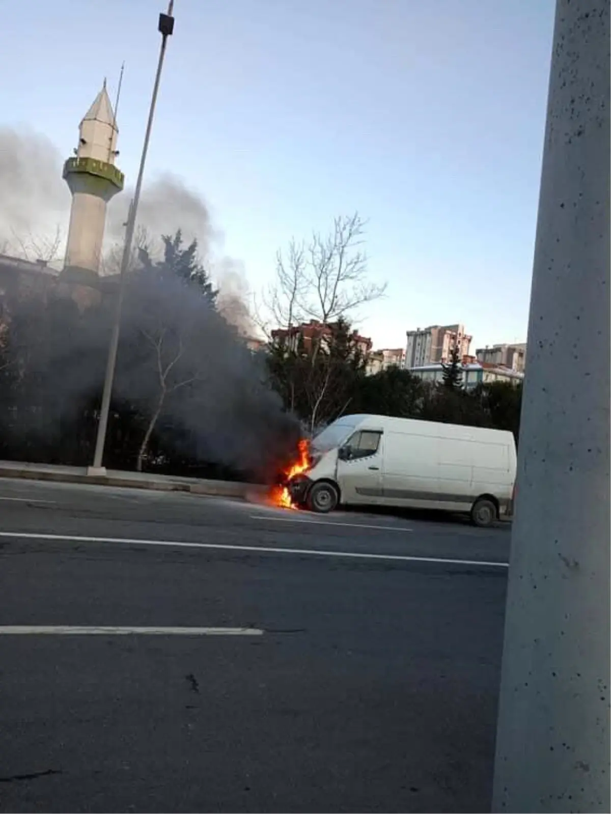 Arnavutköy'de seyir halindeki ticari araç alev aldı, o anlar kamerada