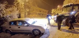 Asarcık'ta kar nedeniyle yolda kalan vatandaşın aracı traktörle kurtarıldı