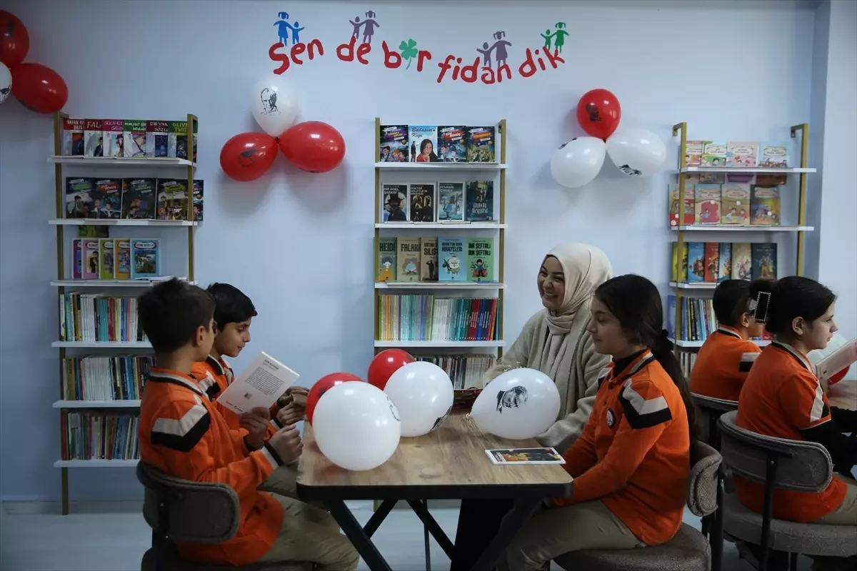 Emekli Çift, Siirt'teki Okulda Kütüphane Kurdu