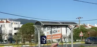 Balıkesir'de babanın kızı 'ıslanmasın' diye yaptığı durak belediye ekiplerince yenilendi